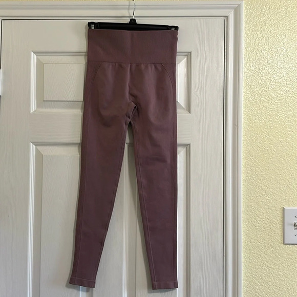 Stretchy Yoga / Workout Leggings with Scrunchy Butt - Mauve Small - Picture 1 of 5